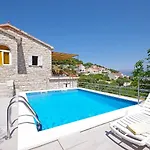 House Tonko בית נופש פוסטיר