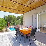 House Tonko בית נופש פוסטיר