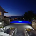 House Tonko * פוסטיר